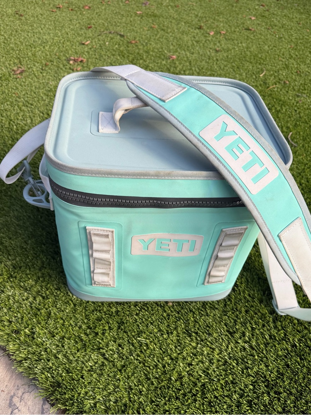 Yeti Hopper Flip 12 Seafoam Soft Cooler Travel Bag with Padded Shoulder Strap